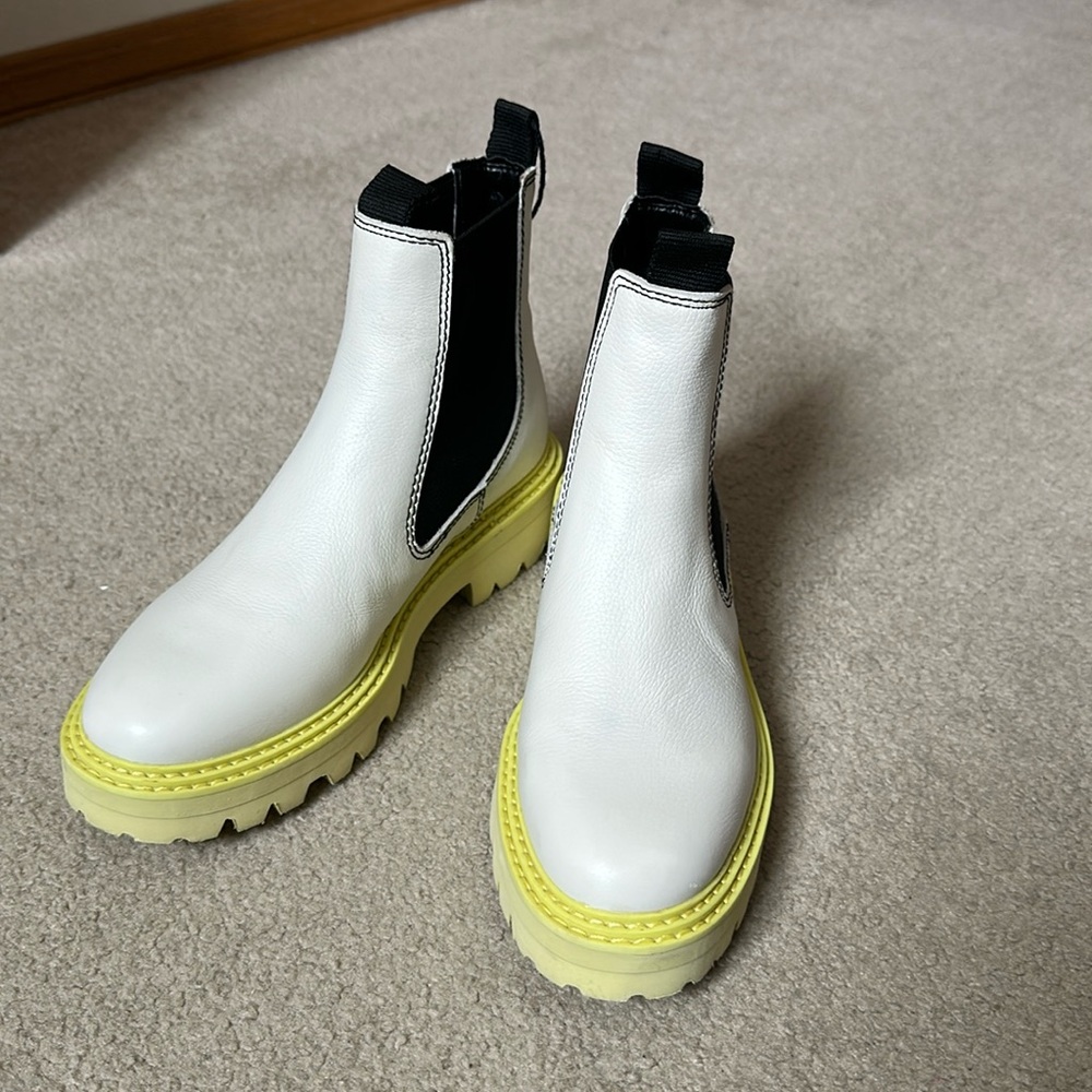 Women’s dolce vita boots, size 6, white/black